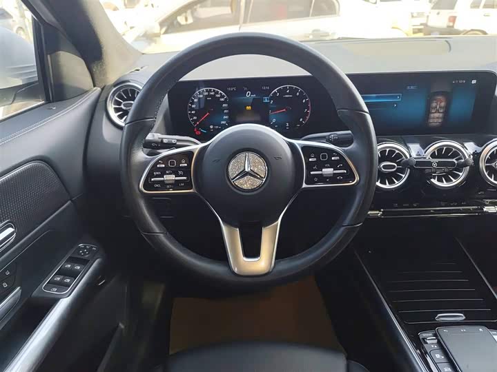 Фото 11 - Mercedes-Benz GLA-Class