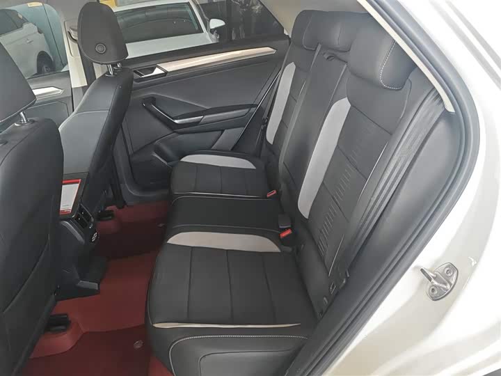 Фото 17 - Volkswagen T-Roc