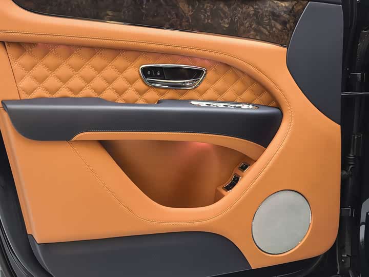 Фото 18 - Bentley Bentayga