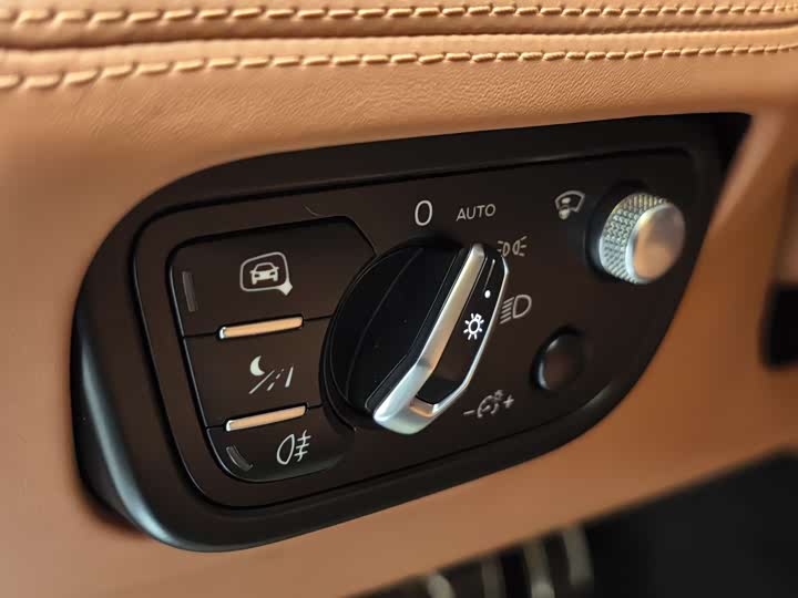 Фото 19 - Bentley Bentayga