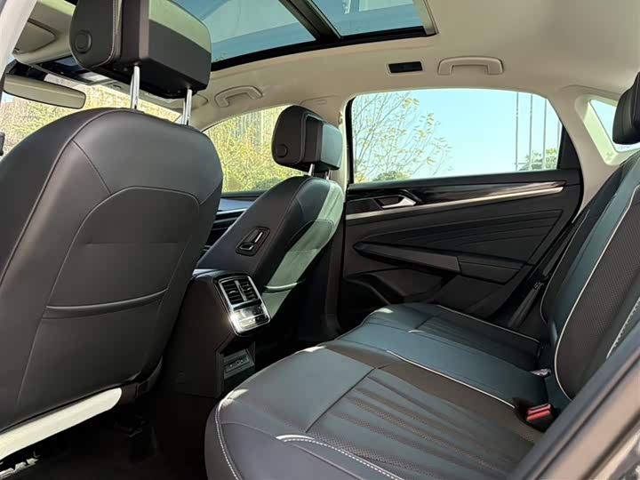 Фото 18 - Volkswagen Passat