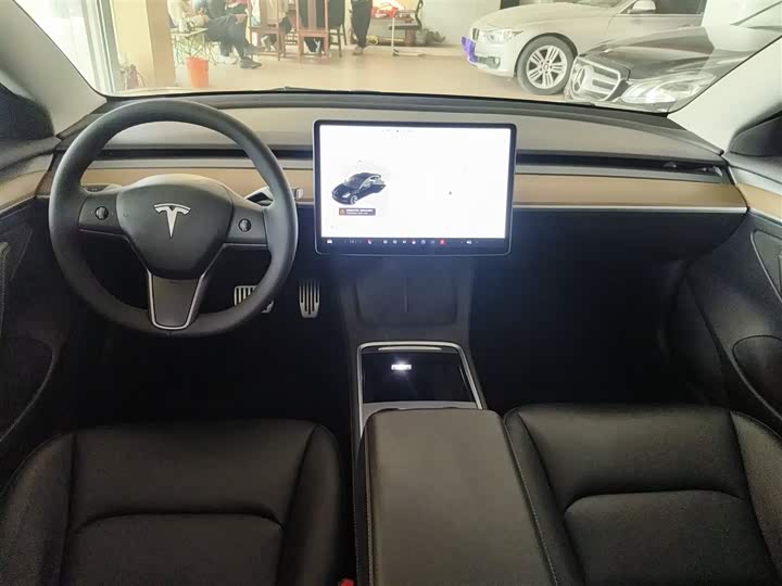 Фото 10 - Tesla Model 3