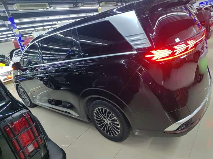 Фото 5 - Denza D9