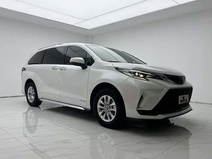 Фото 3 - Toyota Granvia