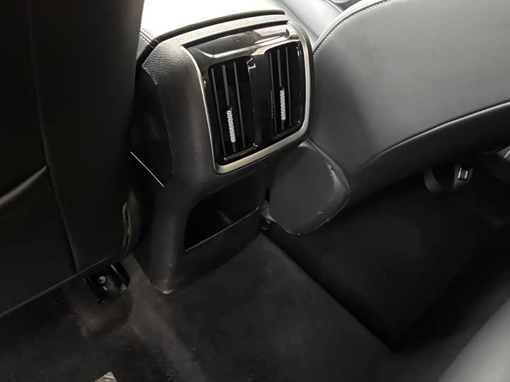 Фото 7 - Bestune B70