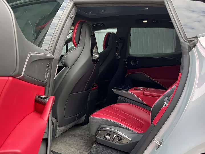 Фото 7 - Lotus Eletre