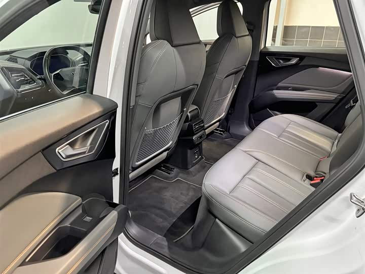 Фото 13 - Audi Q4 e-tron