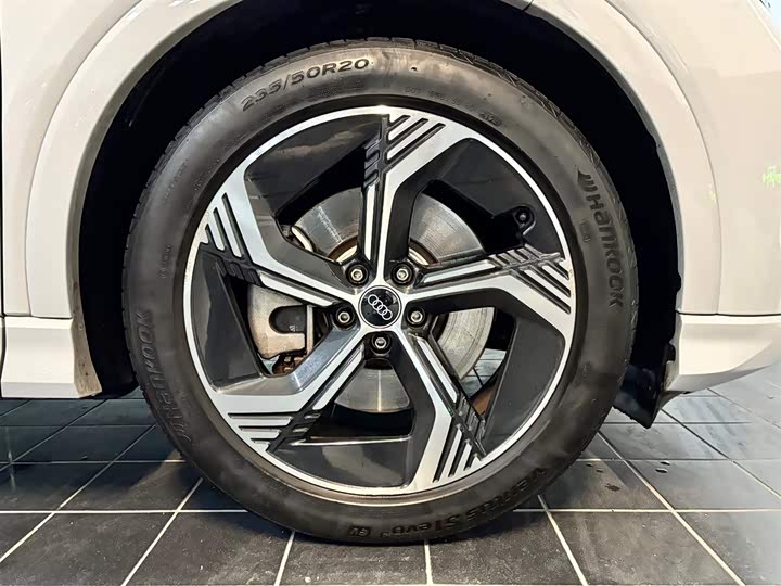 Фото 14 - Audi Q4 e-tron