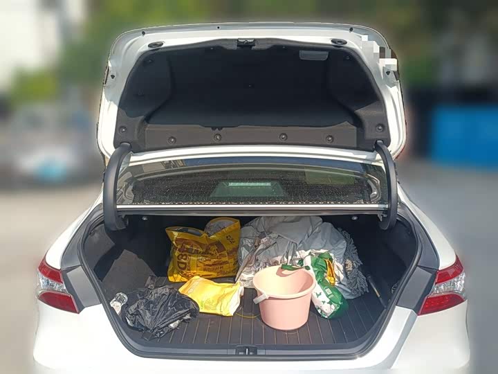 Фото 10 - Toyota Camry