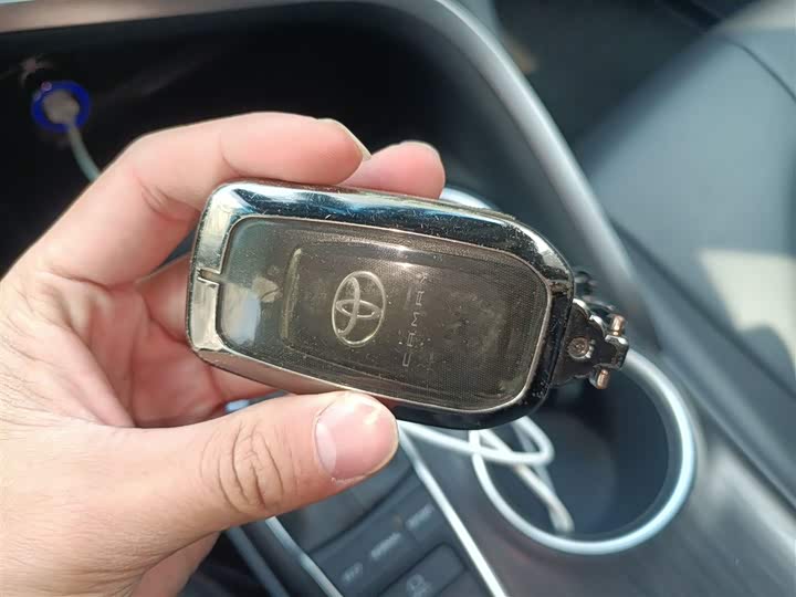 Фото 12 - Toyota Camry