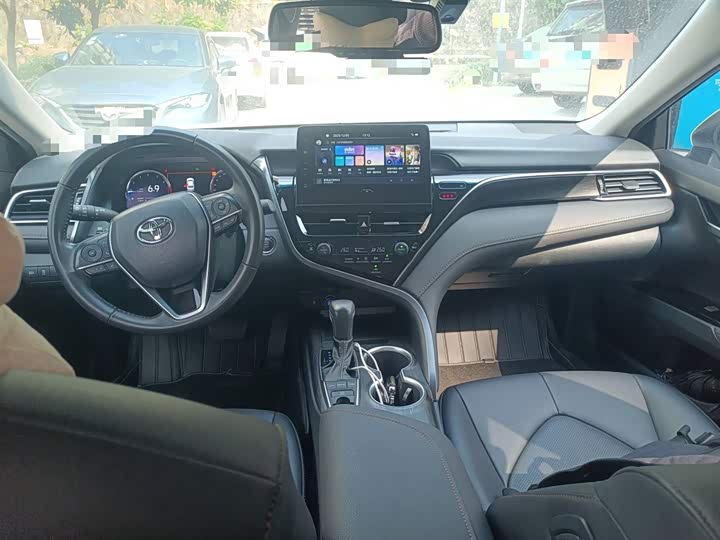 Фото 13 - Toyota Camry