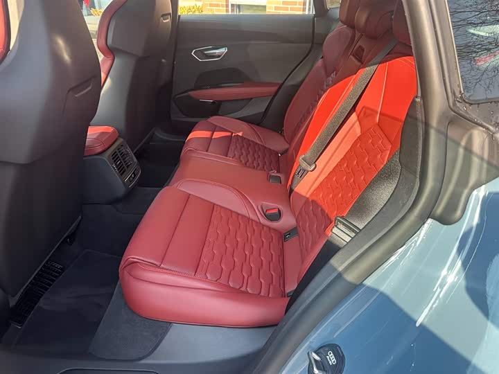 Фото 21 - Audi e-tron GT