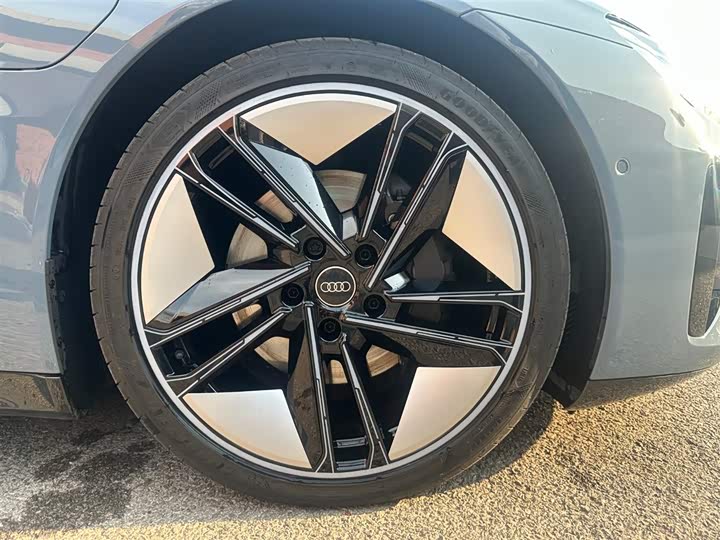 Фото 24 - Audi e-tron GT