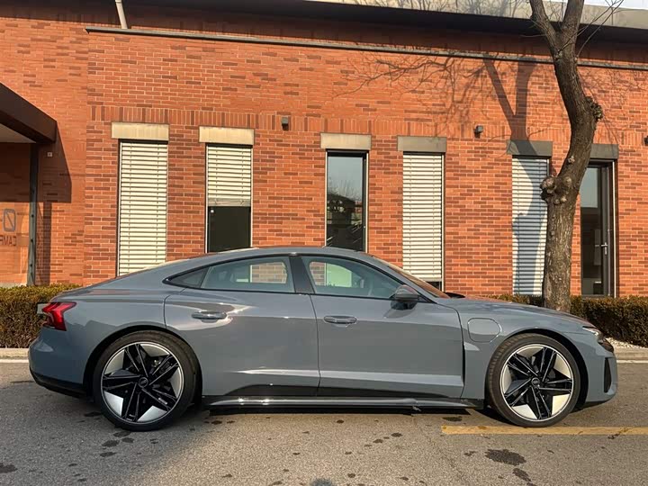 Фото 3 - Audi e-tron GT