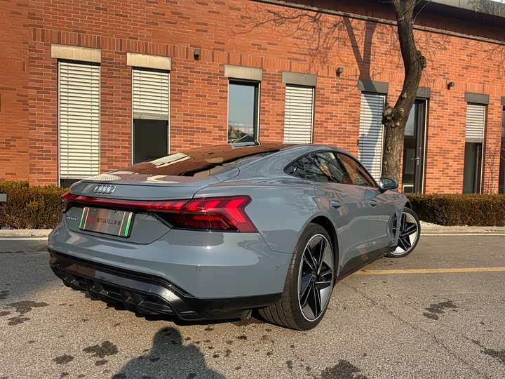 Фото 4 - Audi e-tron GT