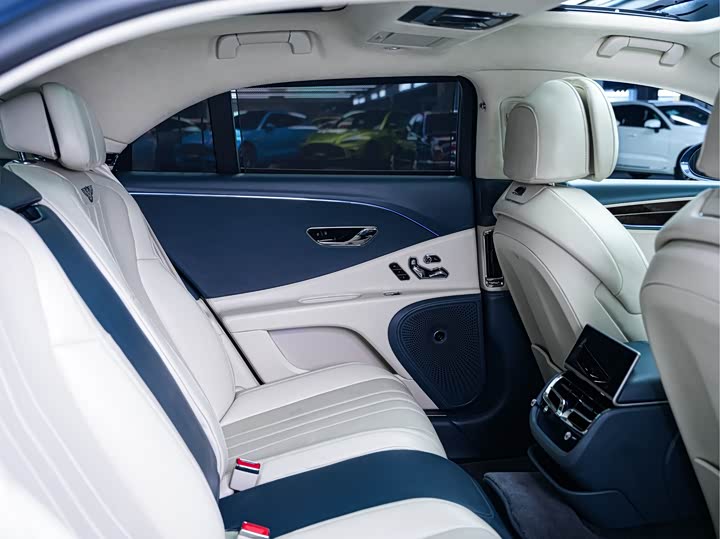 Фото 15 - Bentley Flying Spur