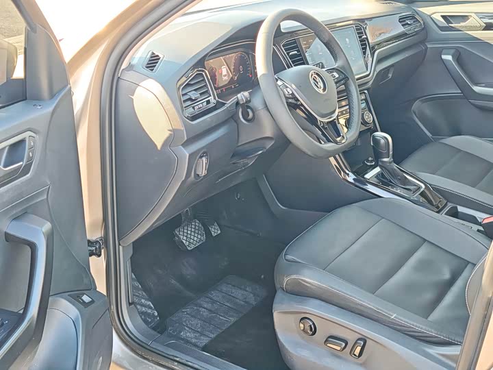 Фото 14 - Volkswagen T-Roc