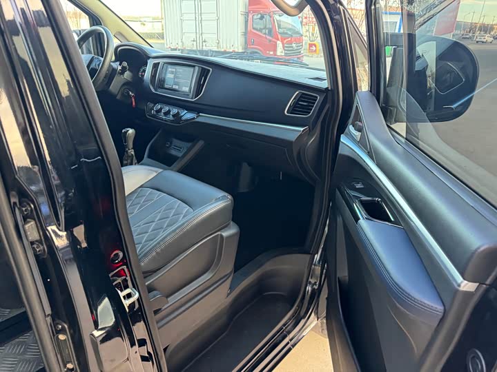 Фото 17 - Dongfeng Forthing Lingzhi M5