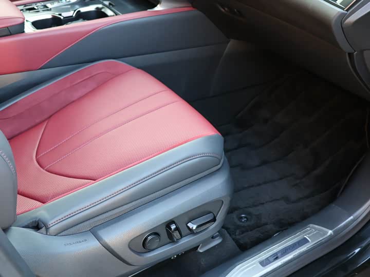 Фото 10 - Lexus RX