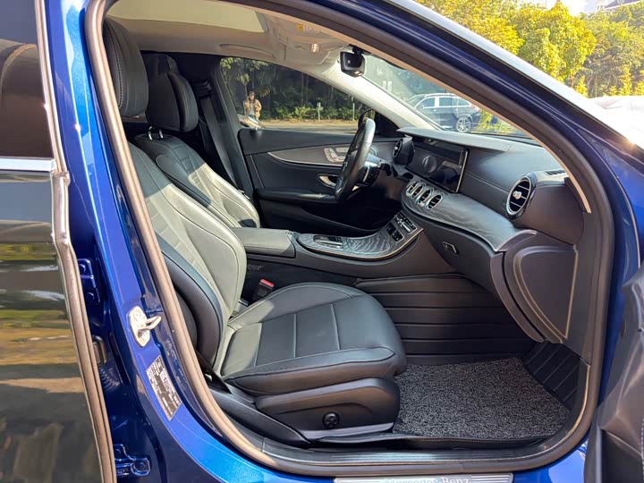 Фото 10 - Mercedes-Benz E-Class