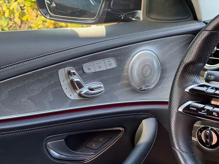 Фото 13 - Mercedes-Benz E-Class