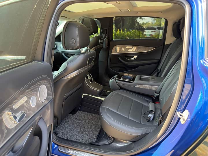 Фото 9 - Mercedes-Benz E-Class