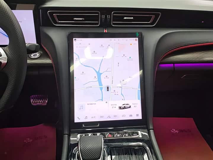 Фото 13 - Hongqi H6