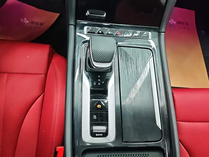 Фото 16 - Hongqi H6