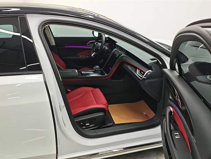 Фото 8 - Hongqi H6