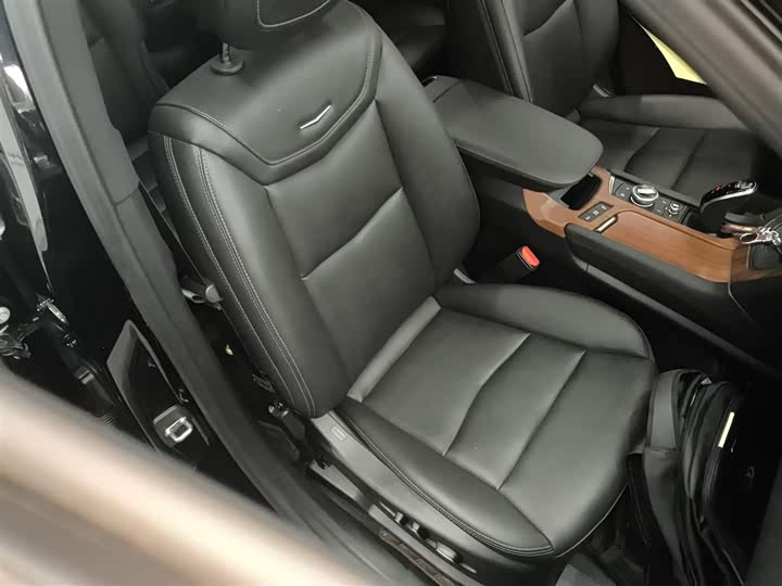 Фото 25 - Cadillac XT6