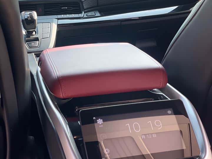 Фото 10 - Ford Tourneo