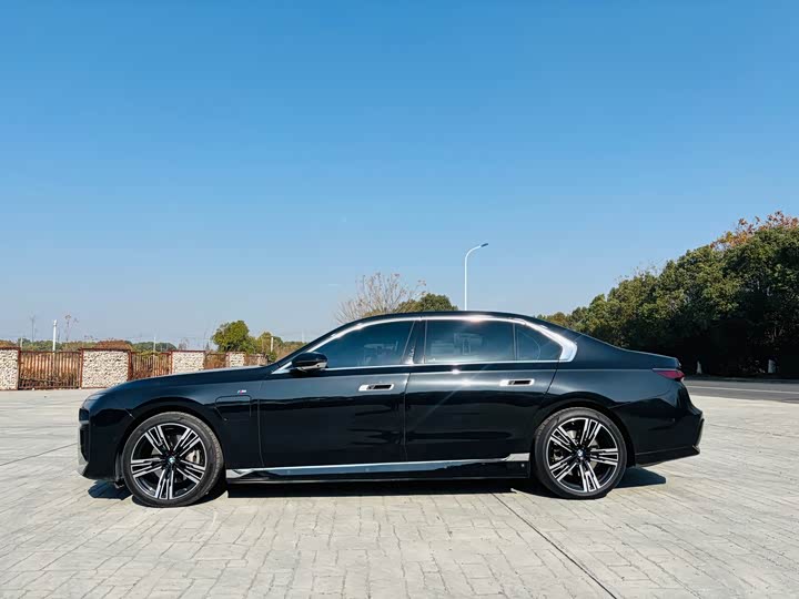 Фото 3 - BMW i7