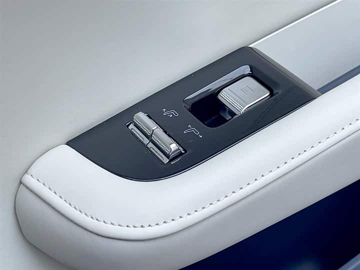 Фото 15 - Zeekr 001