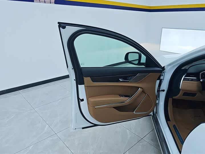 Фото 7 - Jaguar XF L