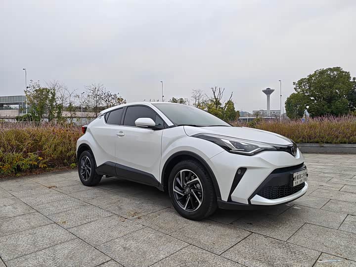 Фото 3 - Toyota C-HR