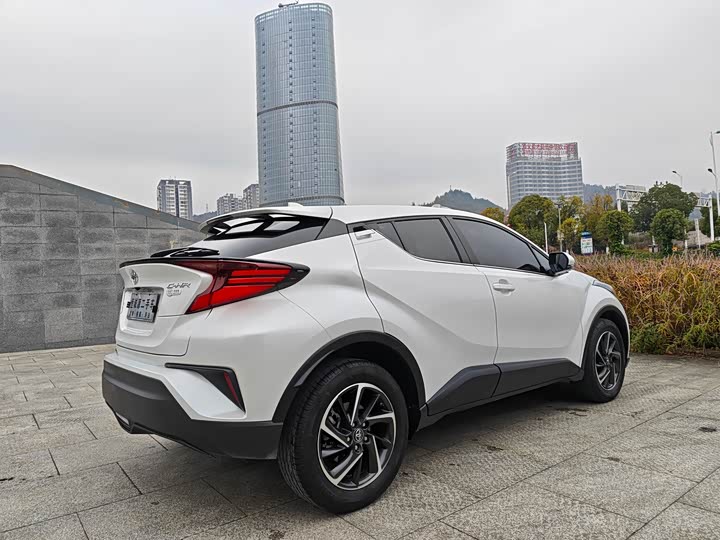 Фото 7 - Toyota C-HR