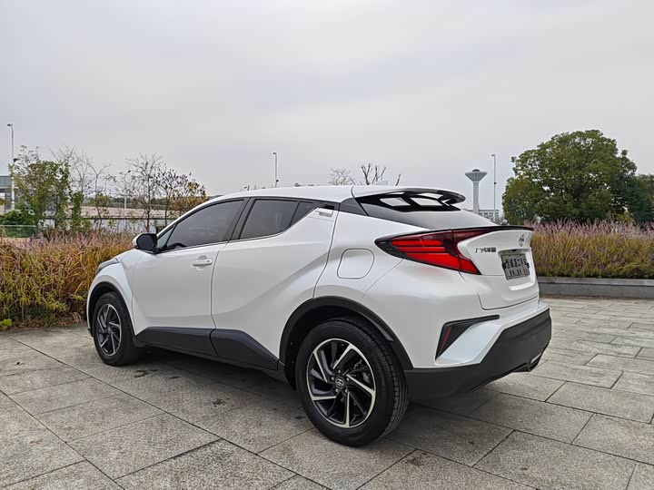 Фото 8 - Toyota C-HR