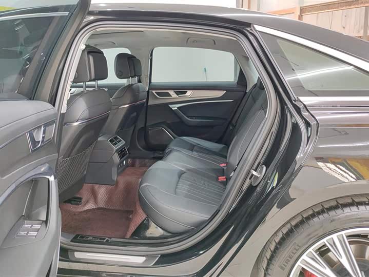 Фото 11 - Audi A6L