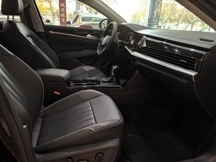 Фото 10 - Volkswagen Passat