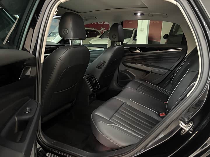 Фото 7 - Volkswagen Passat