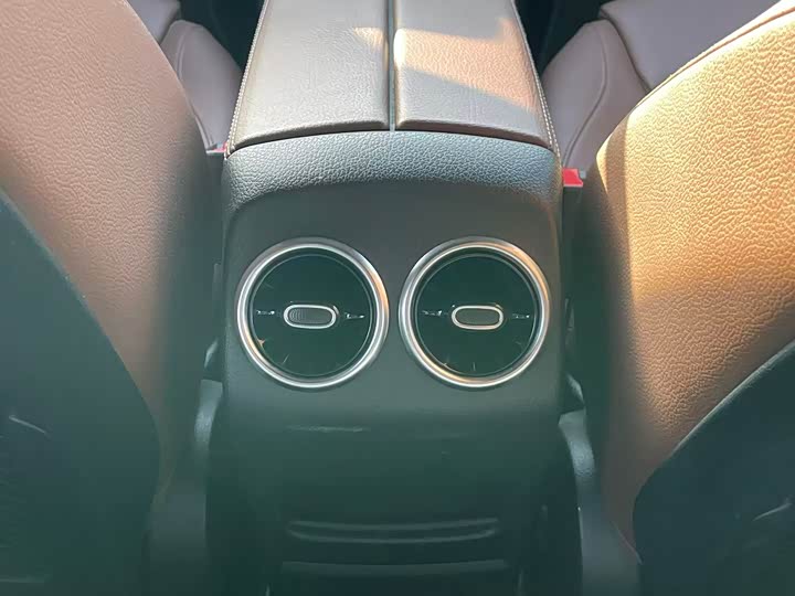 Фото 16 - Mercedes-Benz GLB-Class