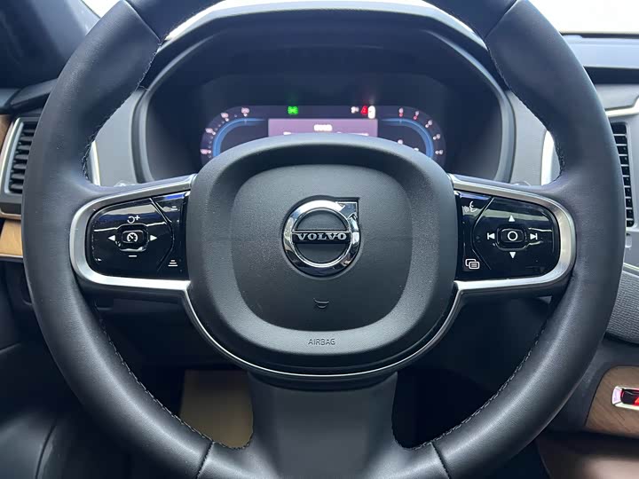 Фото 10 - Volvo XC90