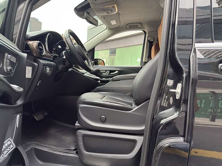 Фото 9 - Mercedes-Benz V-Class