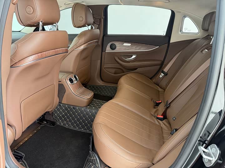 Фото 12 - Mercedes-Benz E-Class