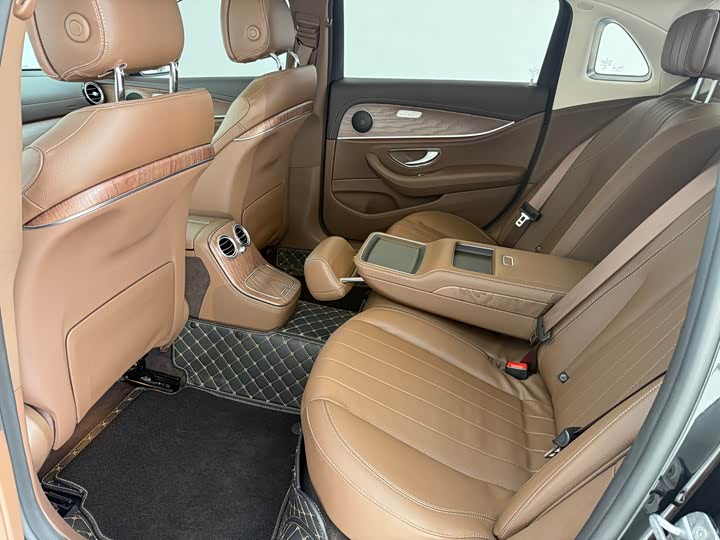 Фото 13 - Mercedes-Benz E-Class