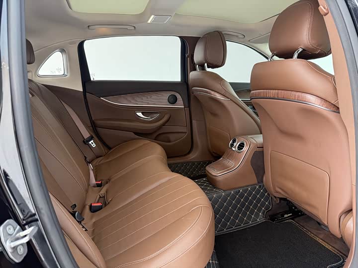 Фото 14 - Mercedes-Benz E-Class