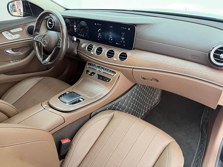 Фото 16 - Mercedes-Benz E-Class