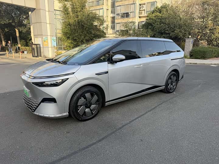 Фото 2 - XPeng X9