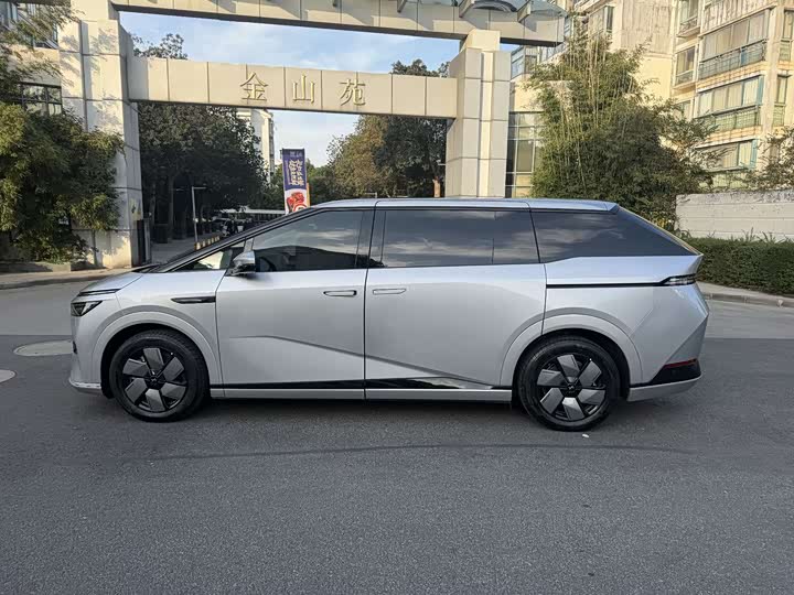 Фото 3 - XPeng X9