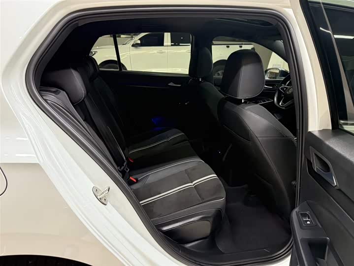 Фото 22 - Volkswagen Golf